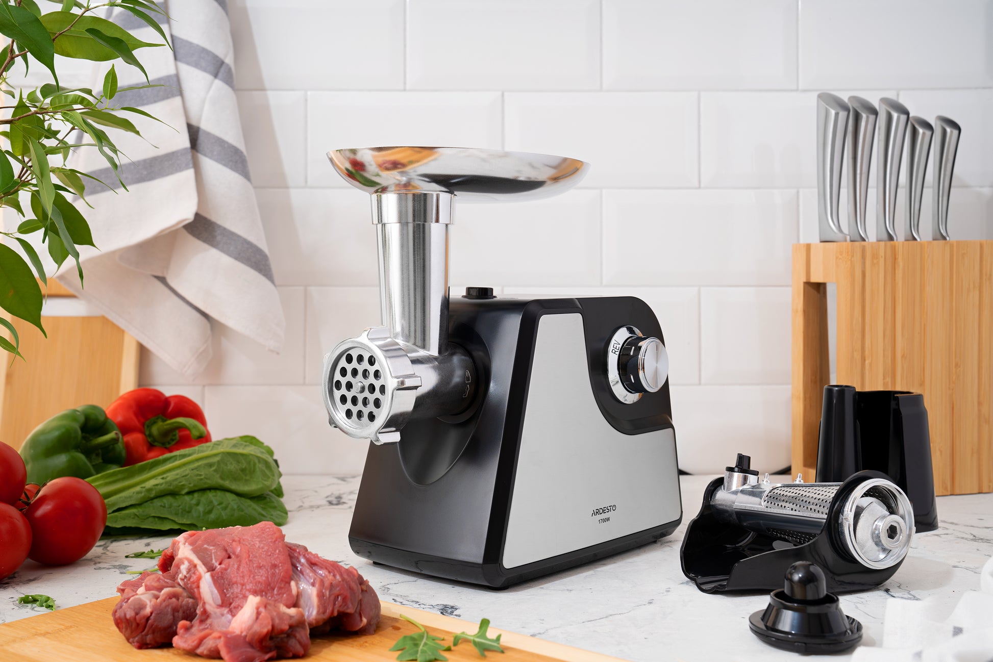 Ardesto meat grinder, 1700W, 1.6kg/min, 2 cutting plates, sausages nozzle, tomato juicer, plastik/metal, black-silver