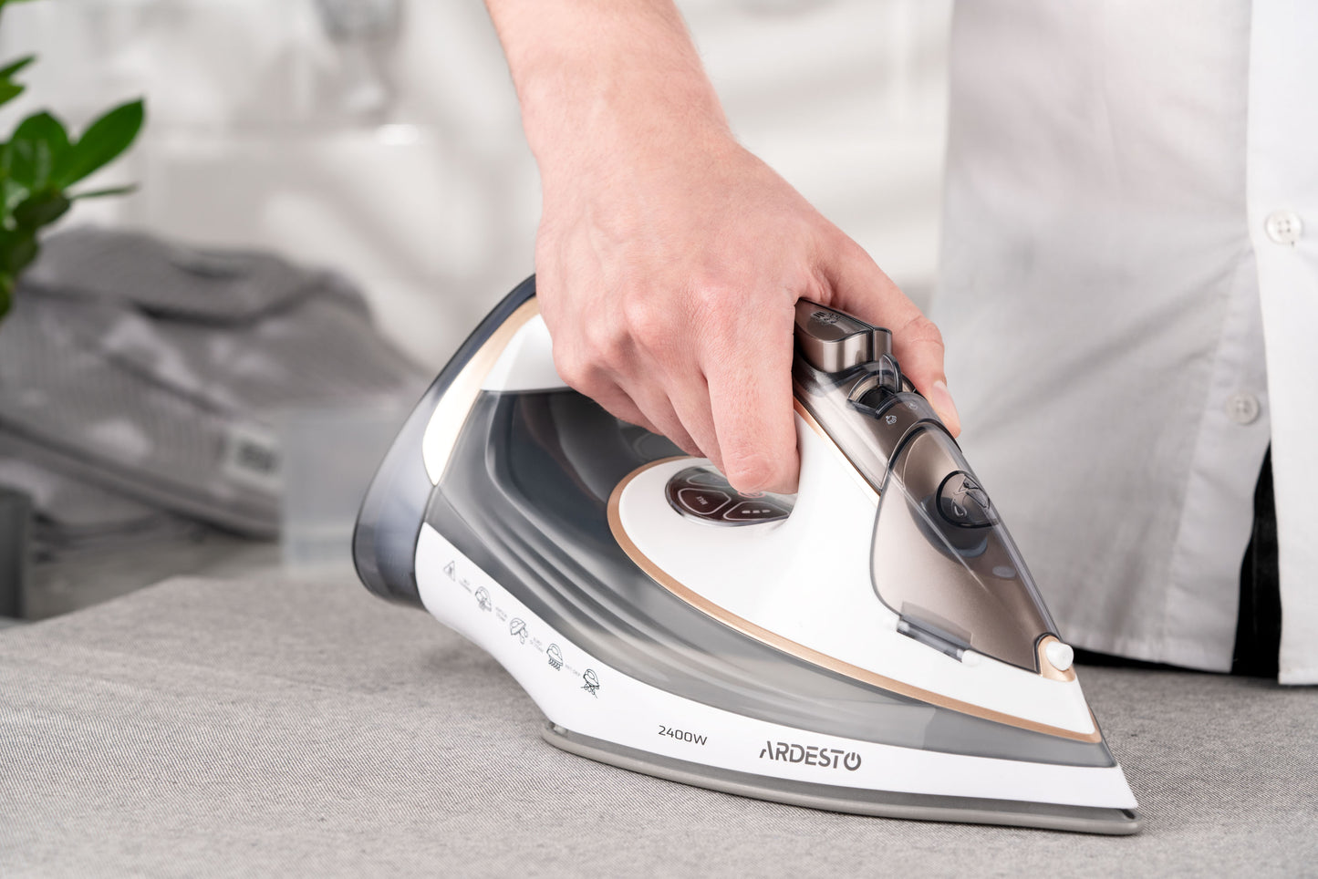 Ardesto Iron IR-B2245-E, 2400W, 400ml, steam boost, electric management, ceramic soleplate, white-grey