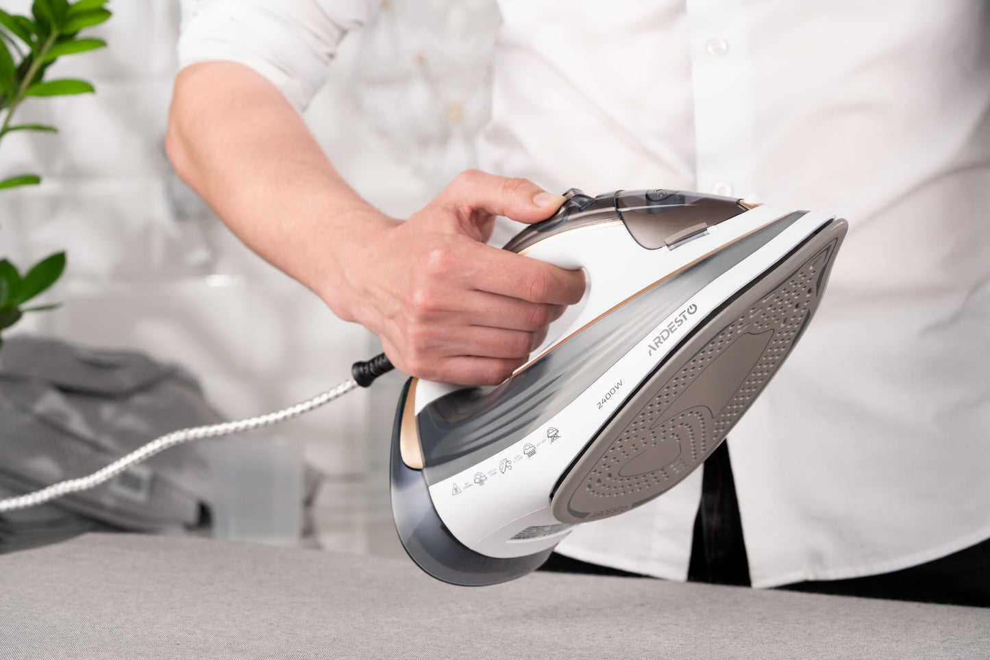 Ardesto Iron IR-B2245-E, 2400W, 400ml, steam boost, electric management, ceramic soleplate, white-grey