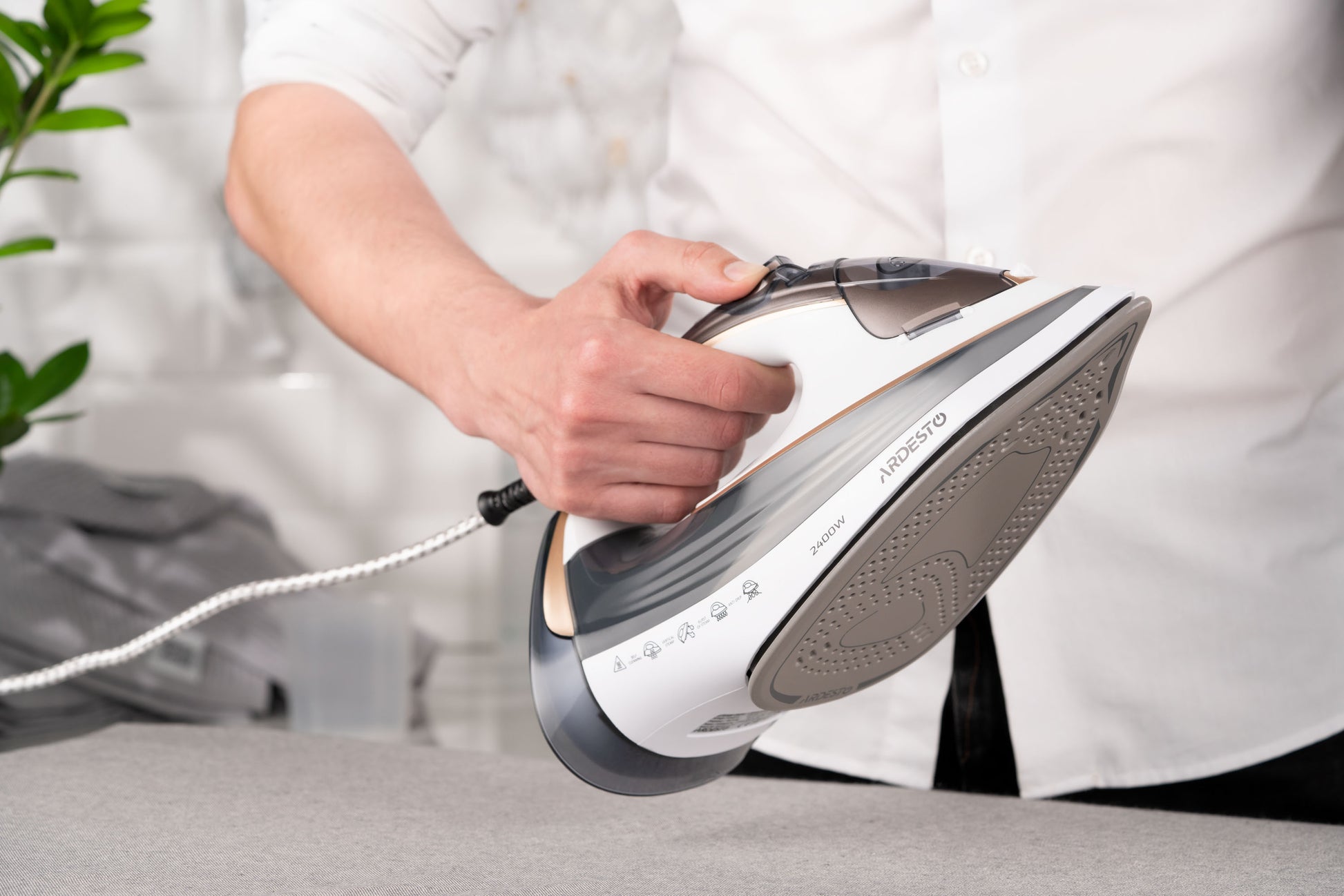 Ardesto Iron IR-B2245-E, 2400W, 400ml, steam boost, electric management, ceramic soleplate, white-grey
