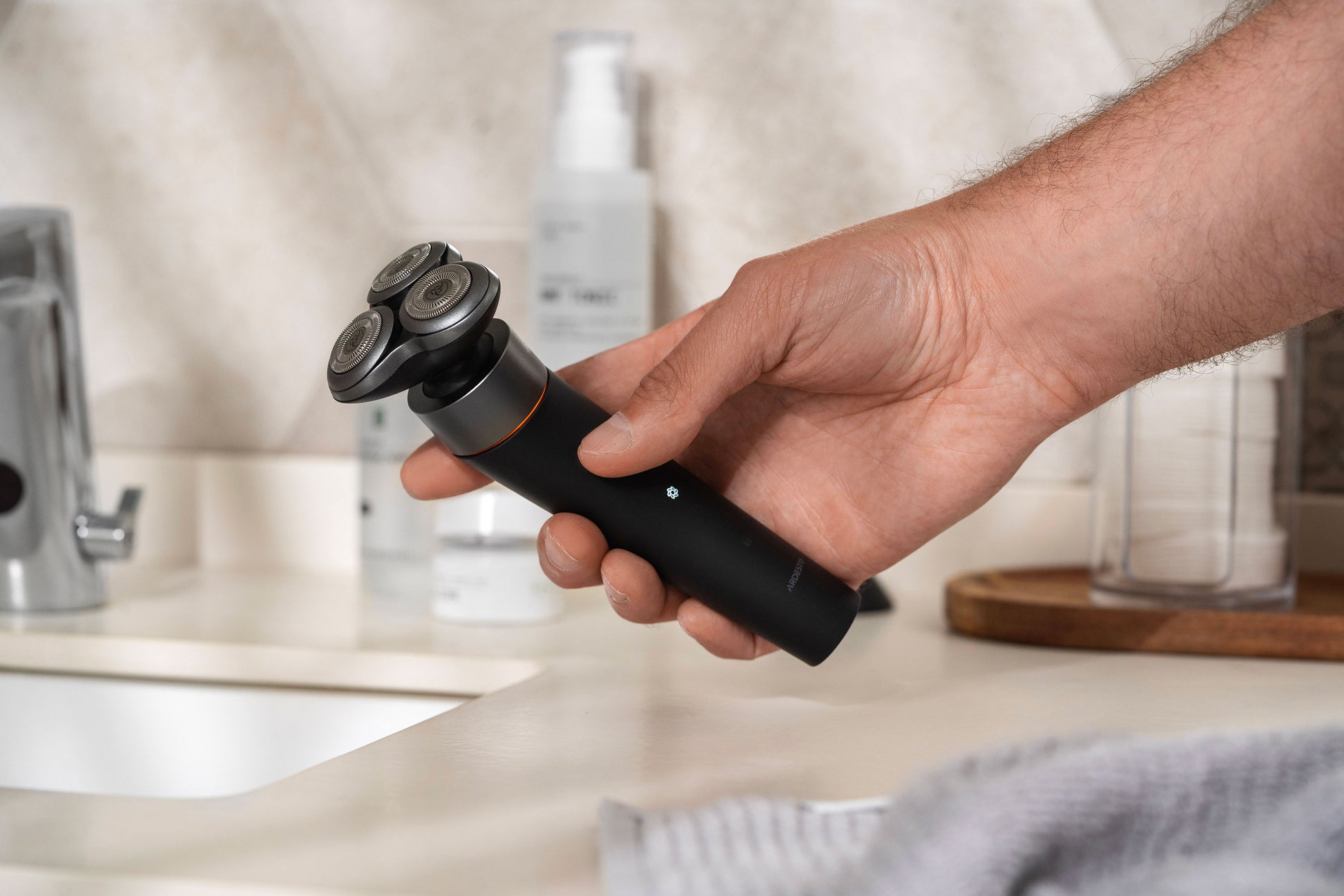 Ardesto electric shaver rotary, 5V,  
razor head-3, Li-Ion, dry+wet, black